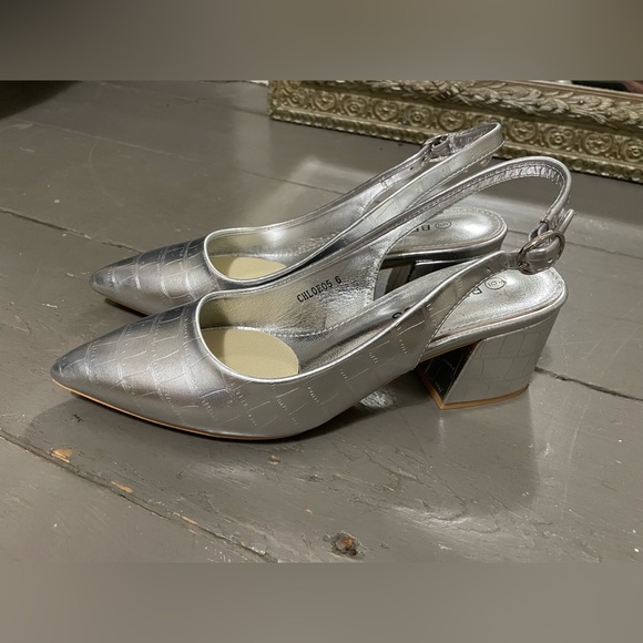 Silver sling back pumps - Picture 1 of 4